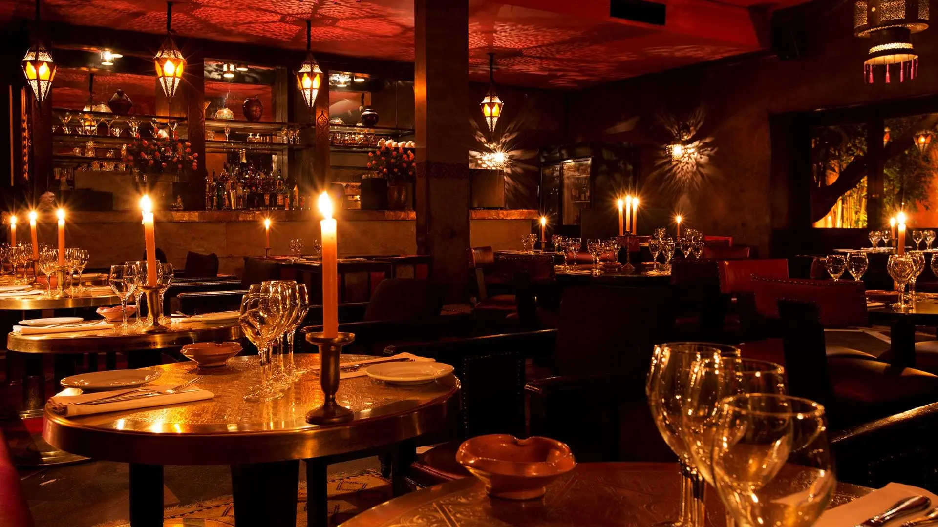 comptoir-featured-02-dining-room-candlelit
